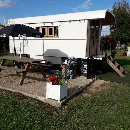 Bed and Breakfast La Roulotte Des Trois Arbres Oradour-sur-Glane Exterior foto