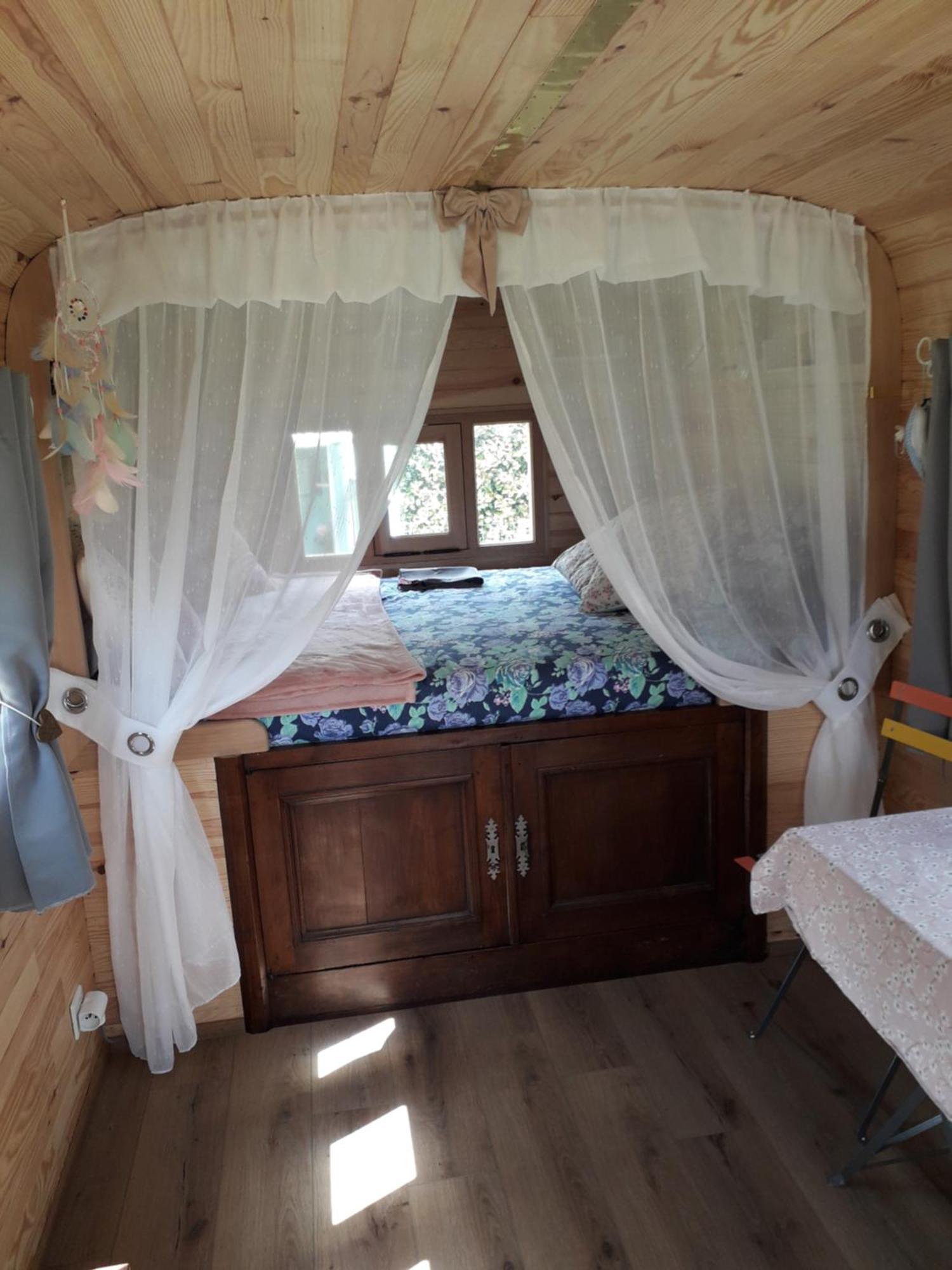 Bed and Breakfast La Roulotte Des Trois Arbres Oradour-sur-Glane Exterior foto