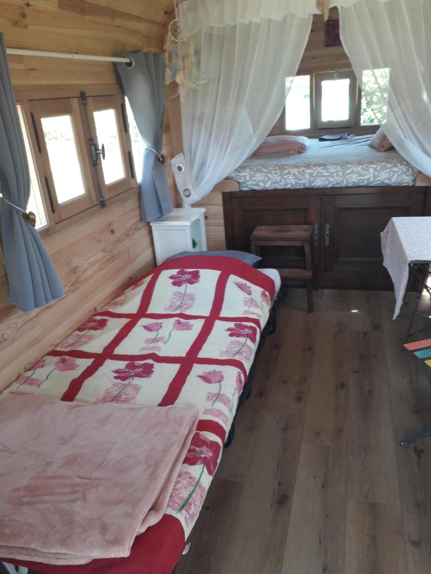 Bed and Breakfast La Roulotte Des Trois Arbres Oradour-sur-Glane Exterior foto