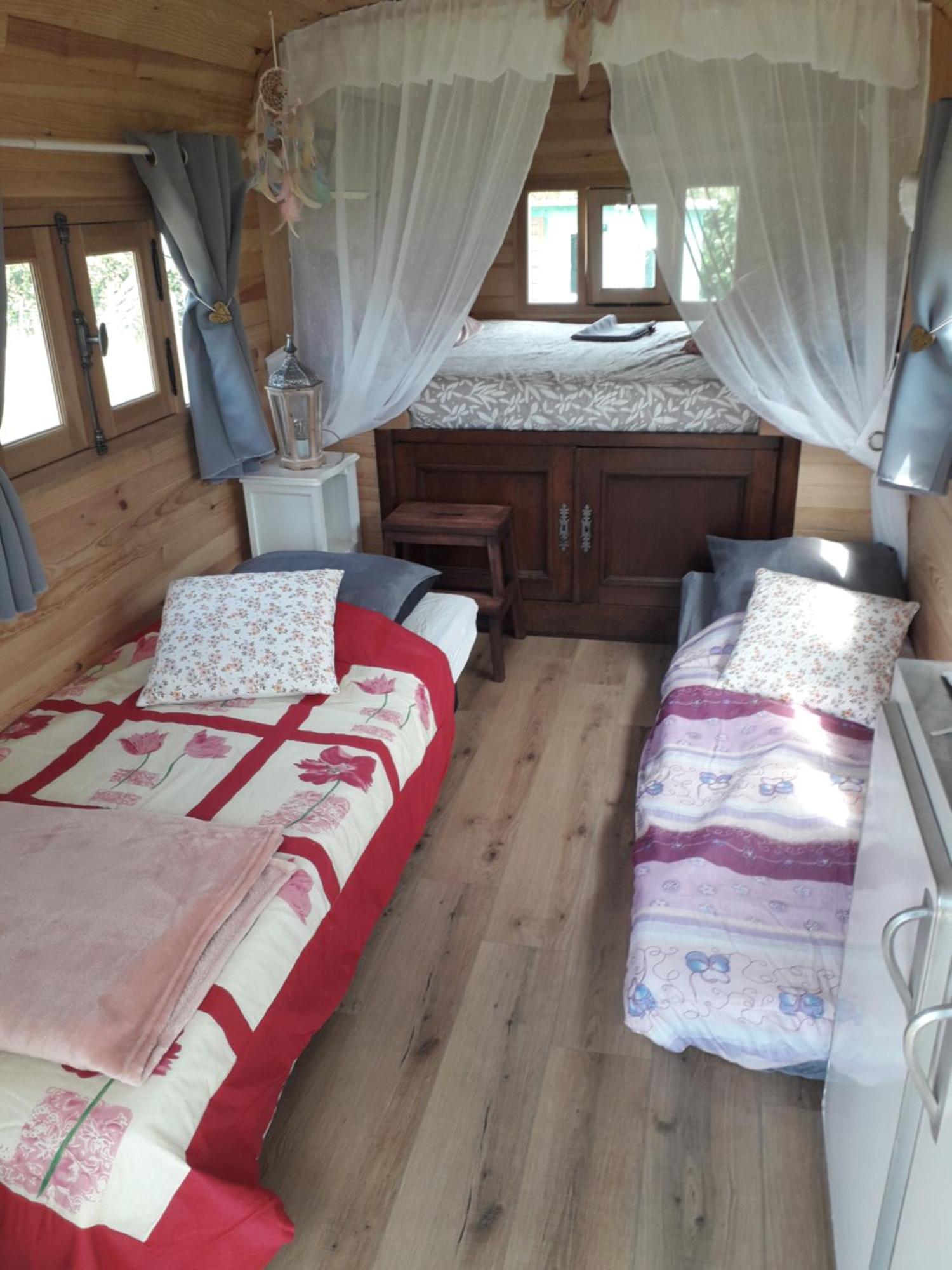Bed and Breakfast La Roulotte Des Trois Arbres Oradour-sur-Glane Exterior foto